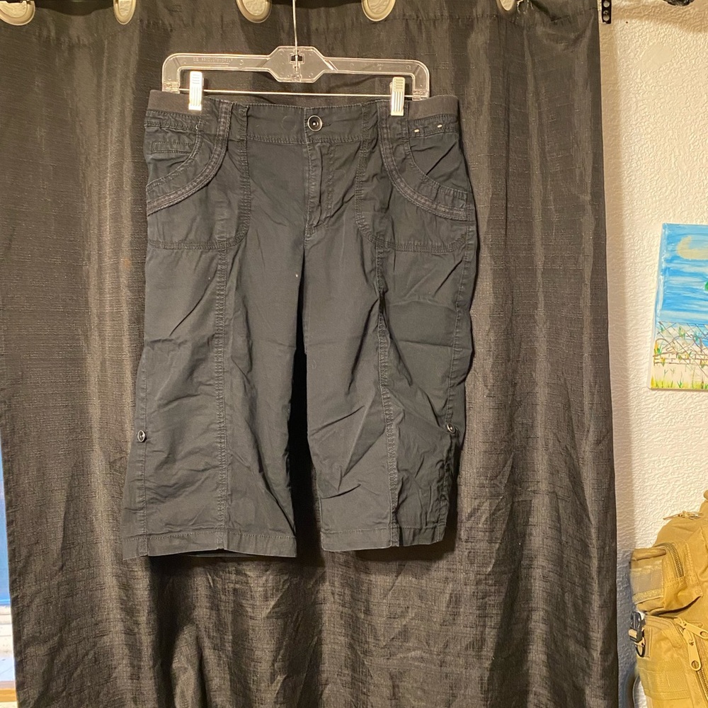 Khaki’s & Company Capri shorts